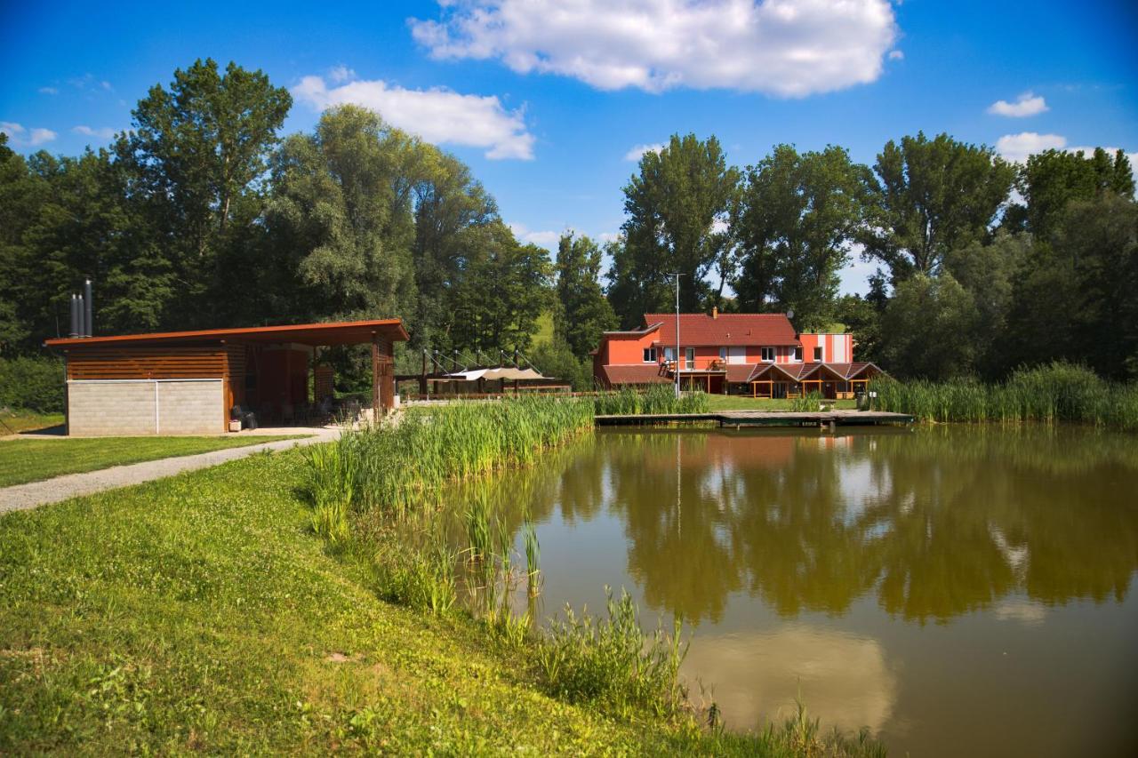 Penzion Amfik Bukovina Popovice  Dış mekan fotoğraf